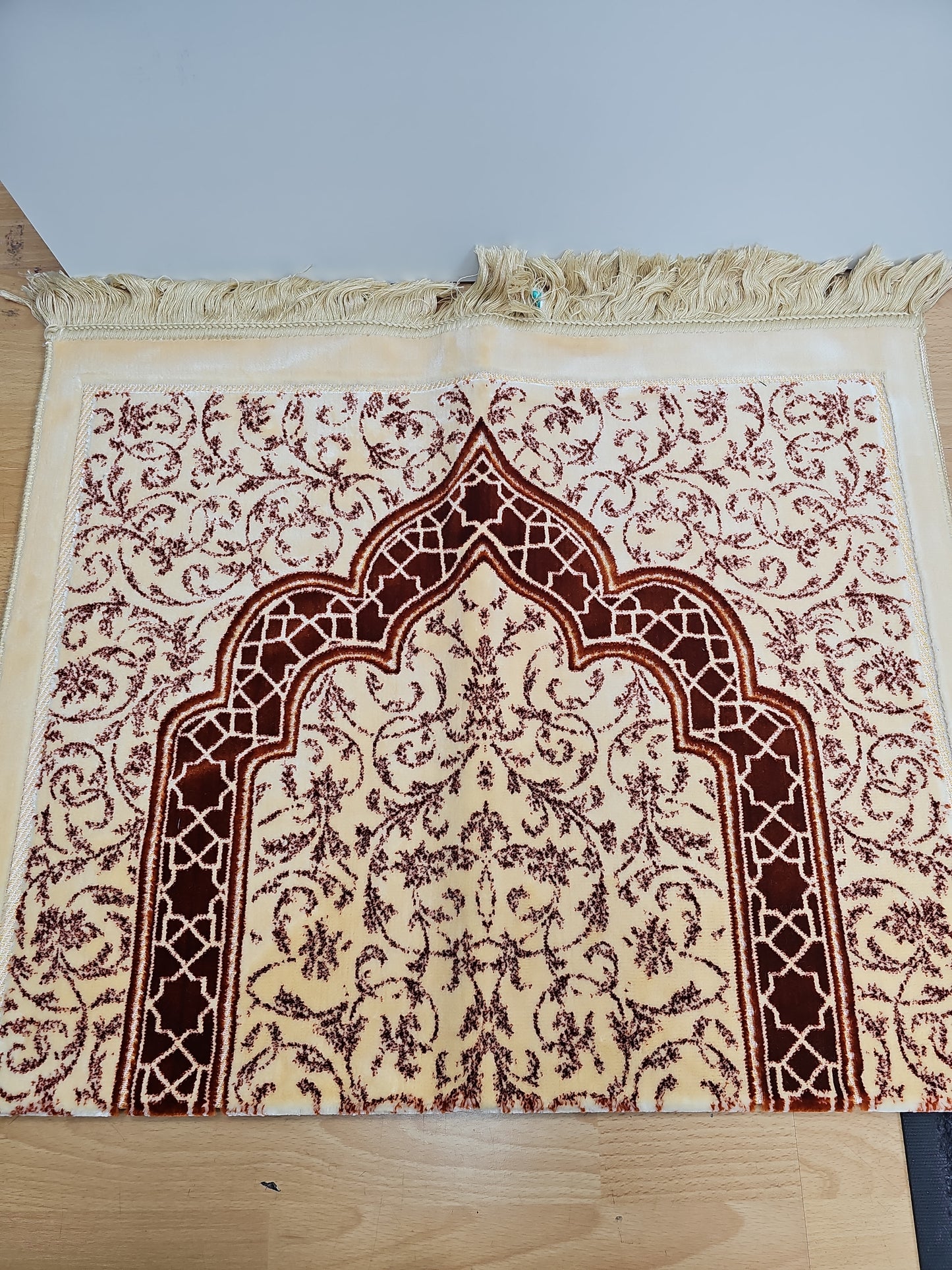 Luxury High-Quality Islamic Prayer Mat Comfortable Durable Long-Lasting Design for Enhanced Prayer Experience