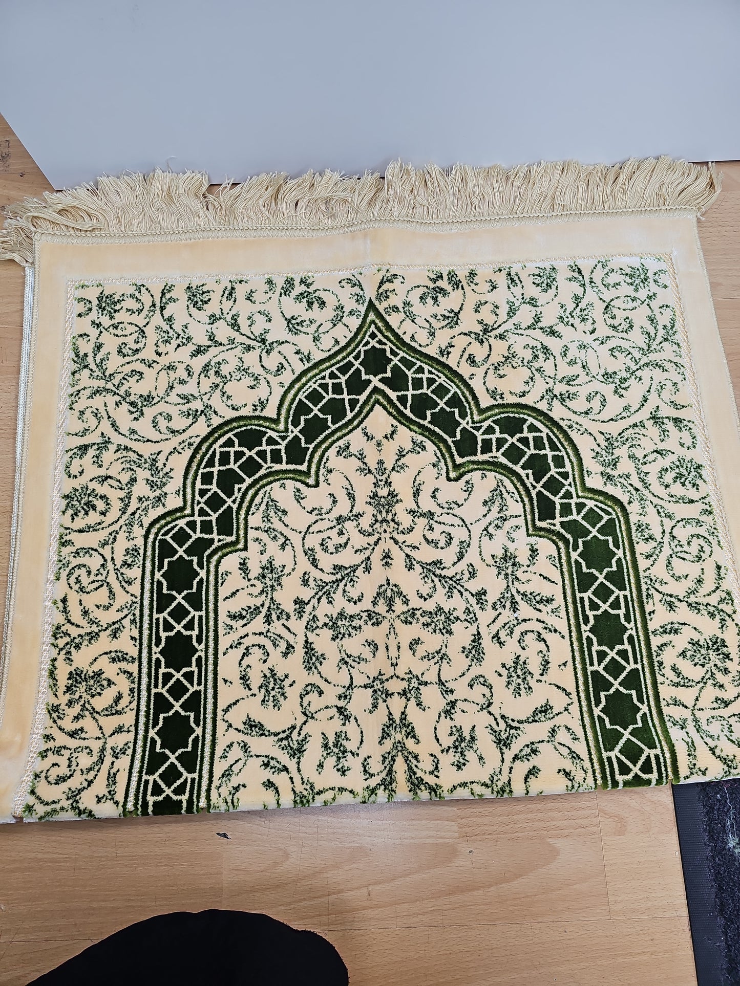 Luxury High-Quality Islamic Prayer Mat Comfortable Durable Long-Lasting Design for Enhanced Prayer Experience