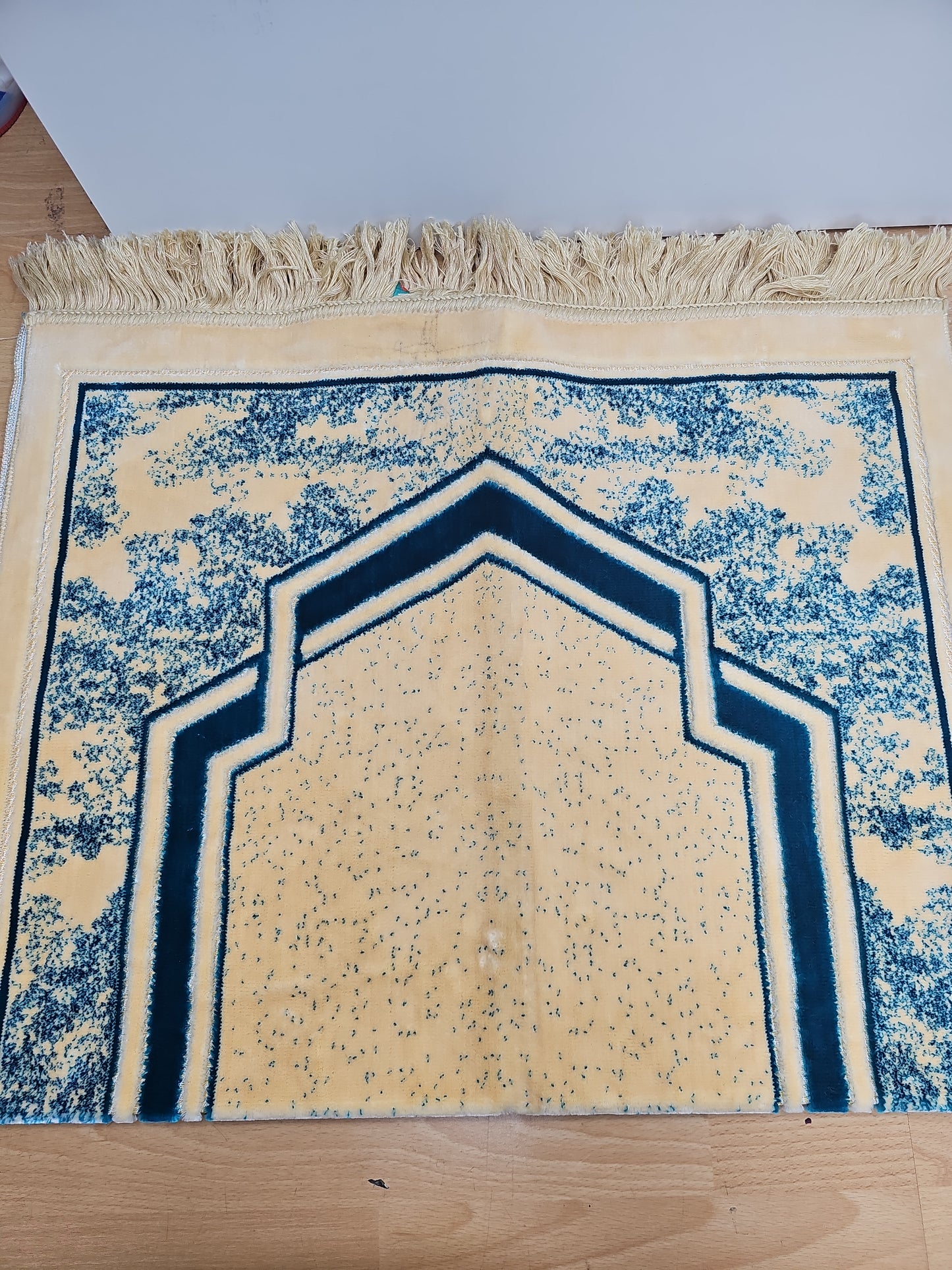 Luxury High-Quality Islamic Prayer Mat Comfortable Durable Long-Lasting Design for Enhanced Prayer Experience