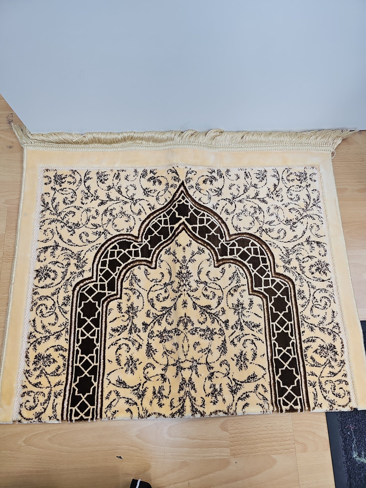 Luxury High-Quality Islamic Prayer Mat Comfortable Durable Long-Lasting Design for Enhanced Prayer Experience